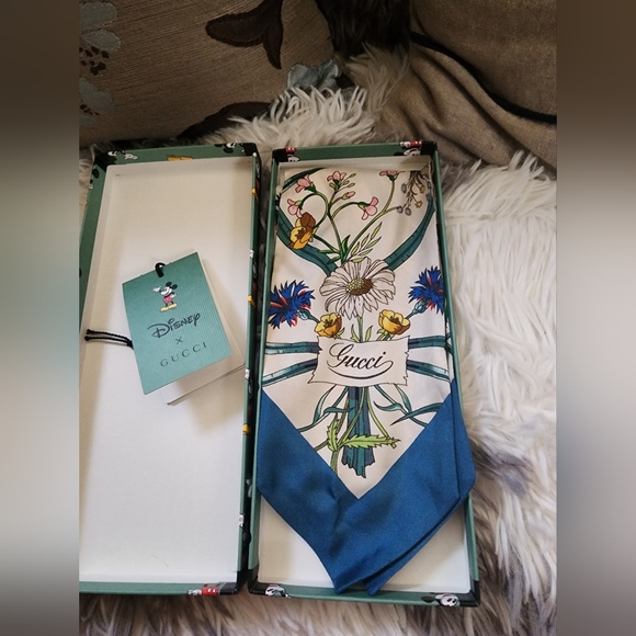 Gucci x Disney Limited edition Mickey Mouse silk twill scarf - Picture 2 of 12